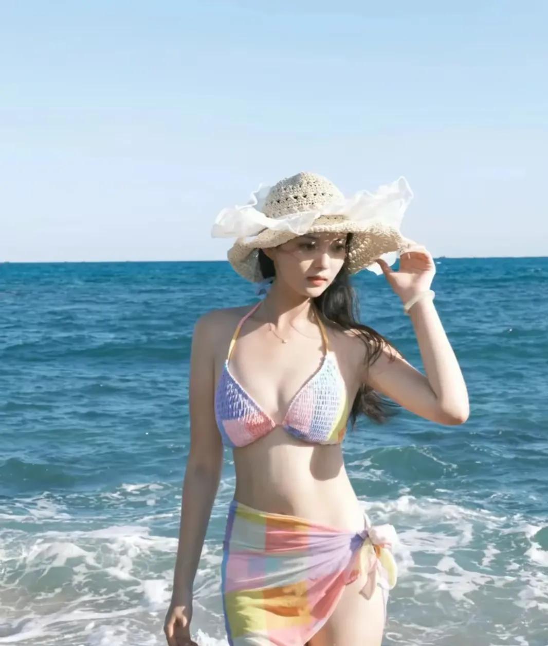 夏日比基尼美女舞蹈_电脑比基尼美女动态桌面_沙滩比基尼美女表演