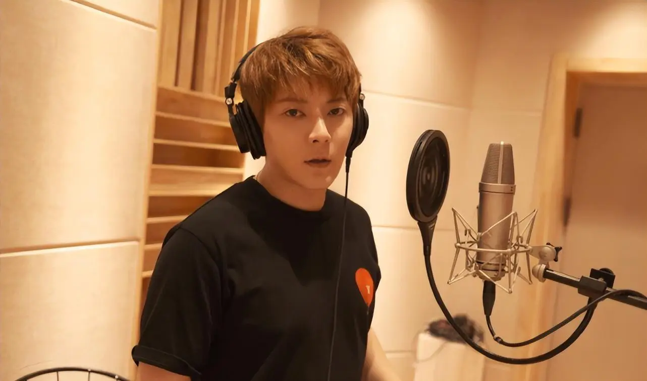 陈翔三里屯偶遇网友晒黑照片_陈翔被指肥胖油腻状态引网友吐槽_陈翔高清写真