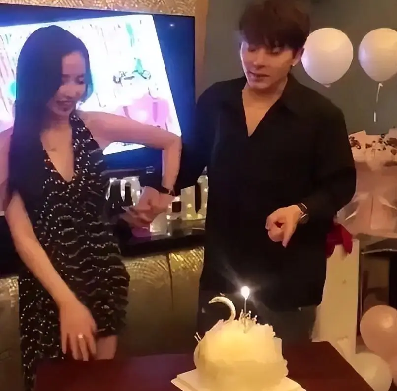 陈翔三里屯偶遇网友晒黑照片_陈翔高清写真_陈翔被指肥胖油腻状态引网友吐槽